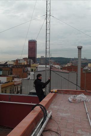 Operario bajando de la torreta.